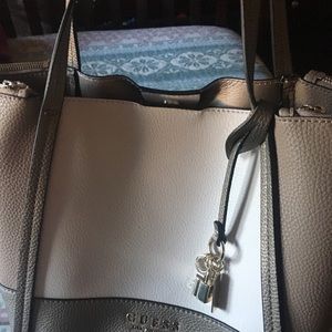 Guess tote